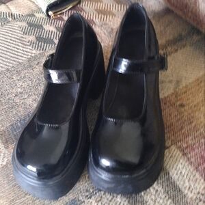 Women's Chunk Heeled Mary Jane’s size 7